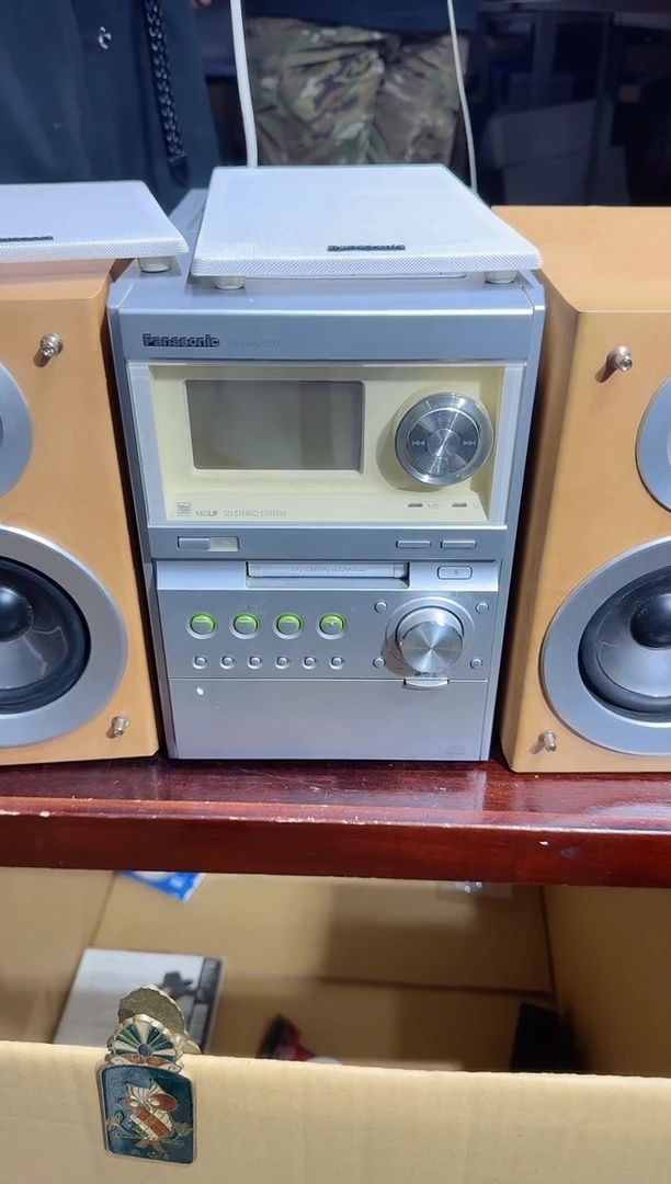 8新八****月   101中古商品，瑕疵品，不保好坏。