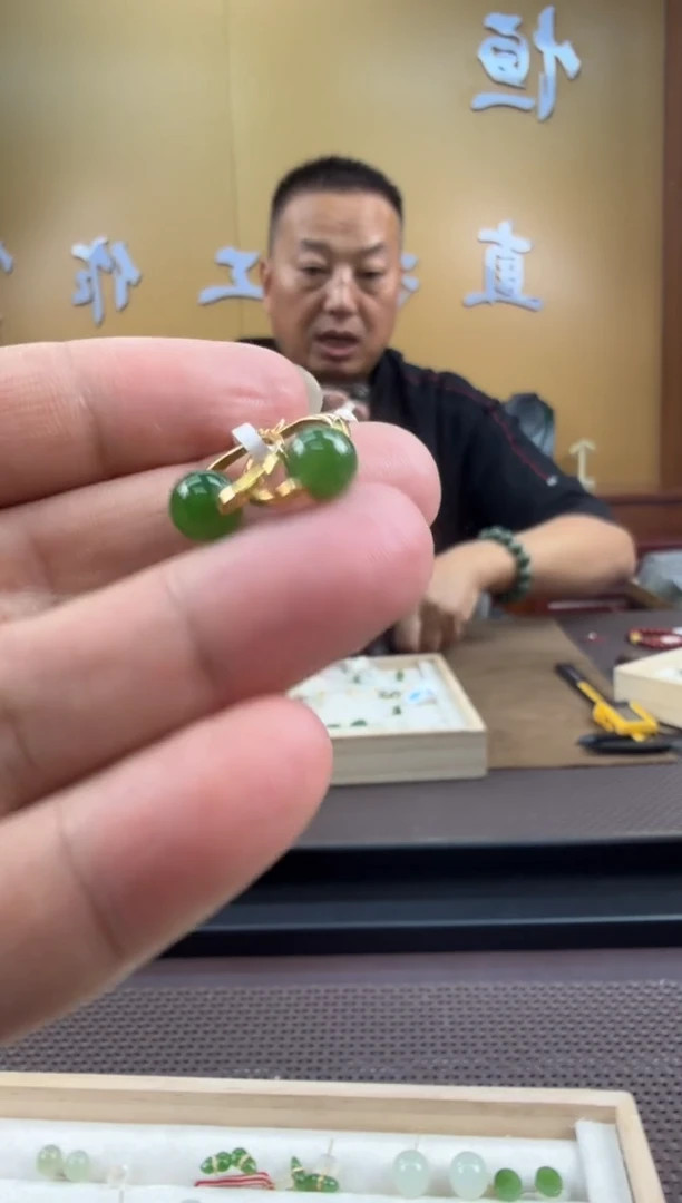颈饰18K金镶嵌和田玉耳饰一对