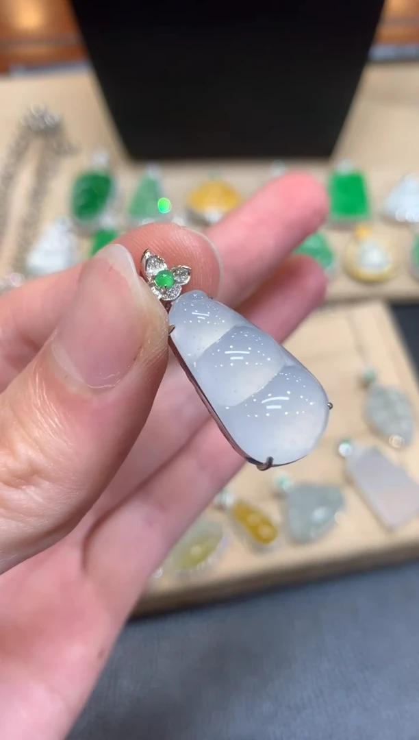 翡翠18K金镶嵌颈饰福豆【无服务费】