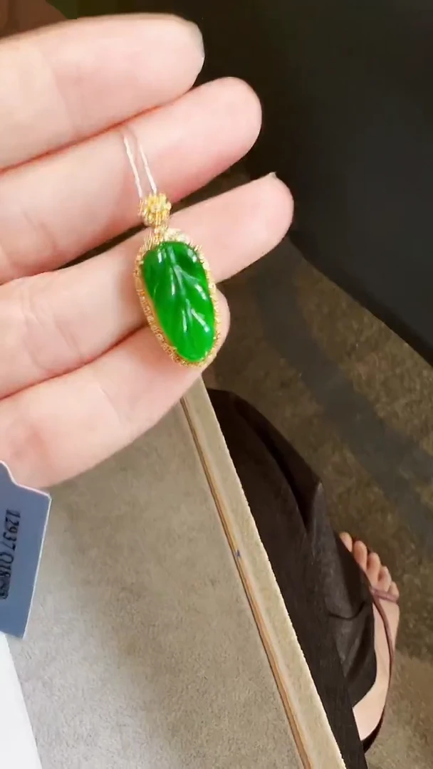 颈饰18K金镶嵌翡翠叶子
