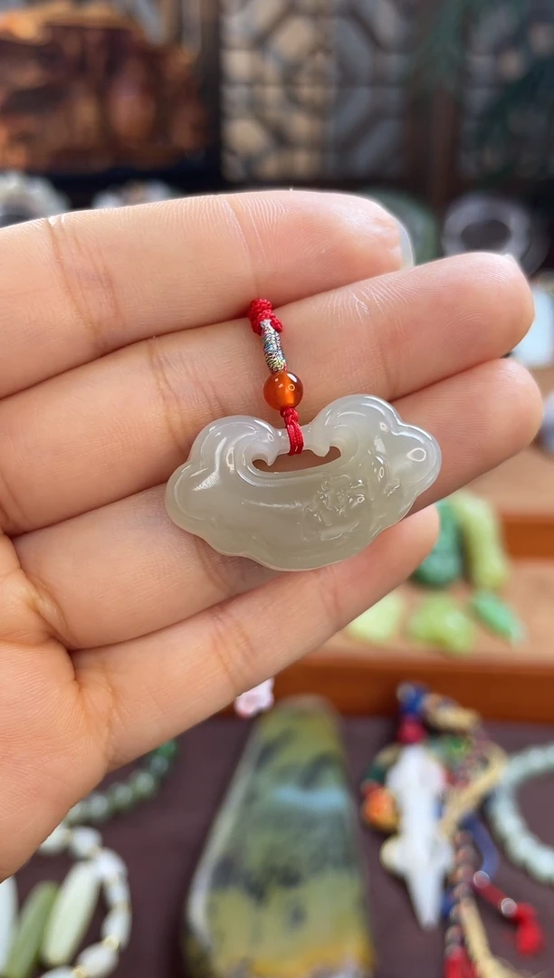 颈饰未镶嵌和田玉青海藕粉如意锁带证书