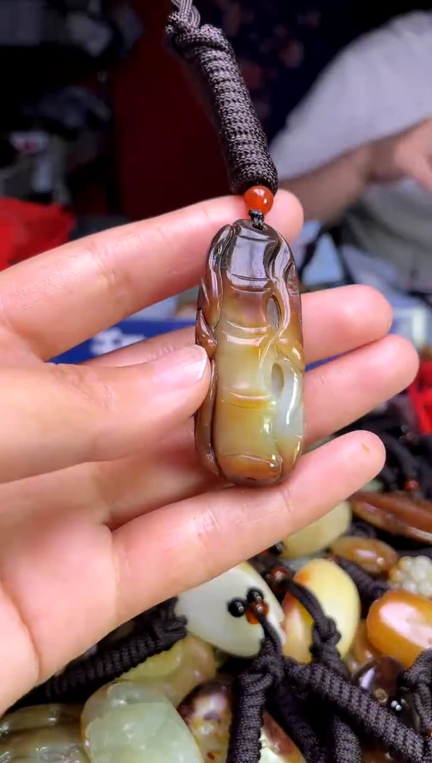 和田玉未镶嵌颈饰1