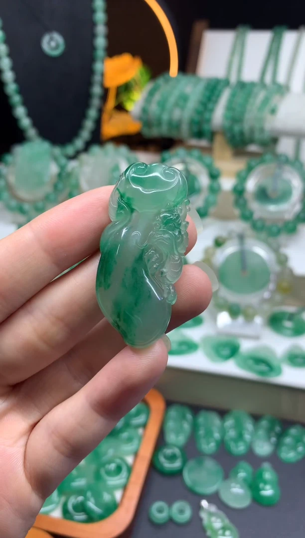 吊坠(不含链)未镶嵌石英质玉（非洲翠）宝宝龙如意