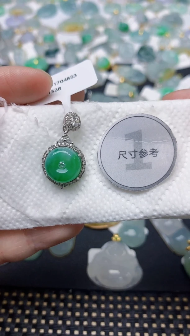 颈饰未镶嵌翡翠小**?天然缅甸A货翡翠