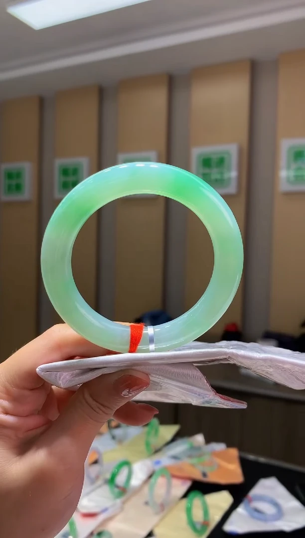 未镶嵌手镯翡翠-Y1 圈口55.5 全款9.2万 定金2万