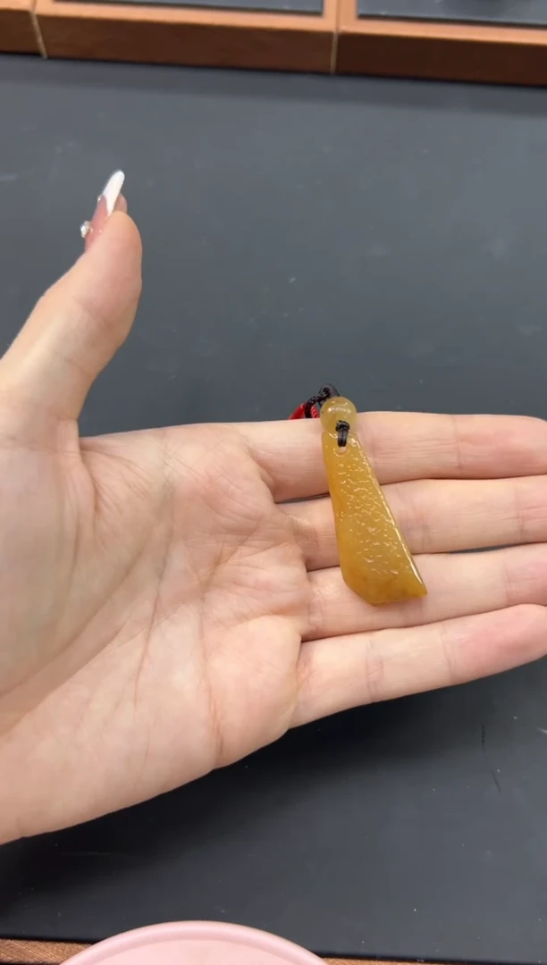 【闪购商品】和田玉吊坠(赠链)未镶嵌且末金山微色差吊坠