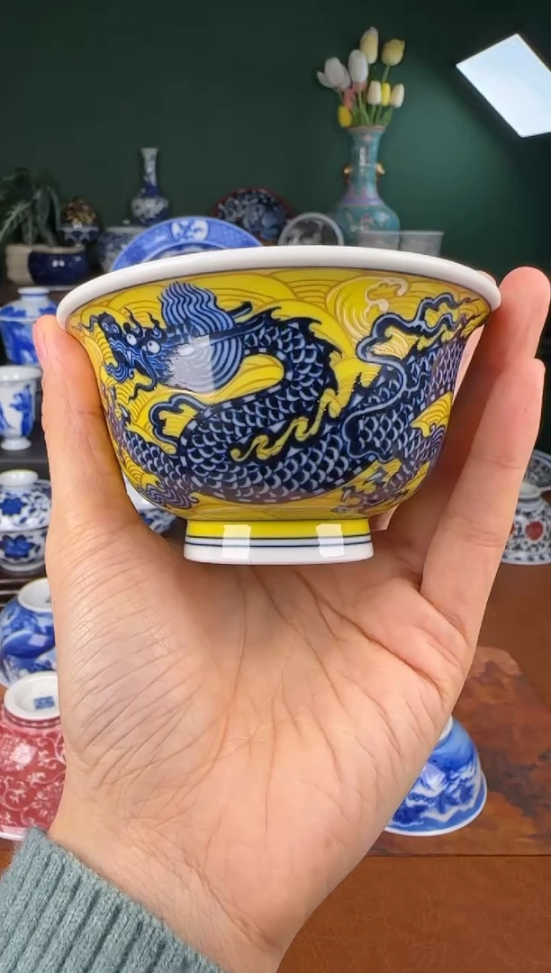 杯水造 黄釉龙纹。 压手杯