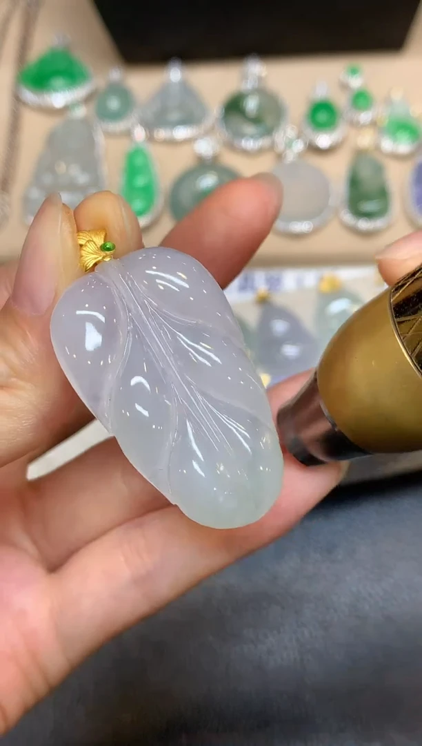 颈饰18K金镶嵌翡翠树叶【无服务费