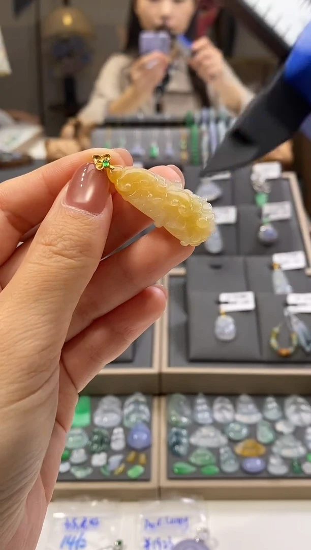 颈饰18K金镶嵌翡翠白菜