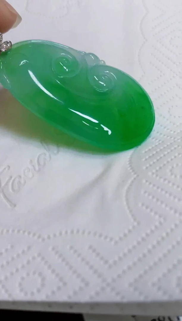 颈饰18K金镶嵌翡翠如意