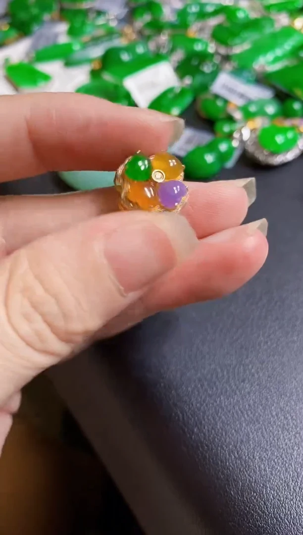 翡翠18K金镶嵌颈饰吊坠