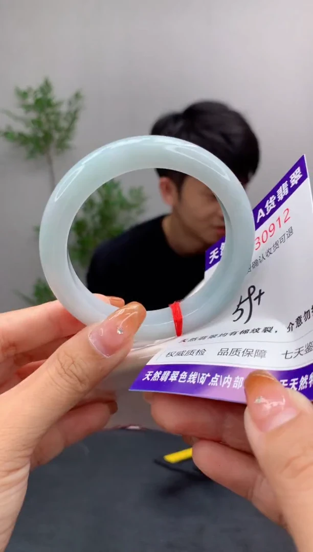 未镶嵌手镯翡翠有纹，完美者勿拍