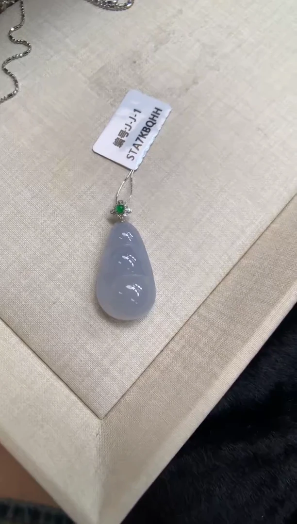 翡翠18K金镶嵌颈饰葫芦