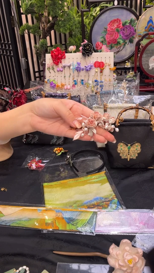 织绣半*非遗绒花苏绣饰品