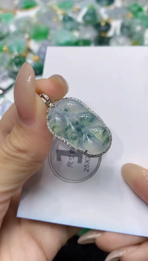 颈饰18K金镶嵌翡翠111111111111