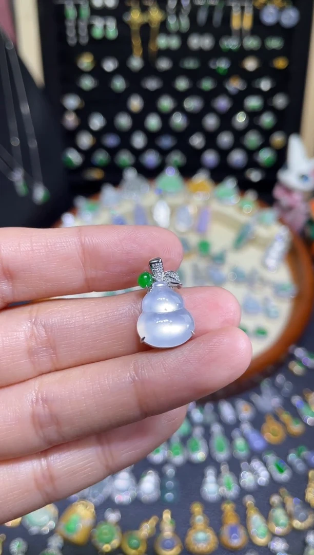 颈饰18K金镶嵌翡翠玻璃种葫芦吊坠