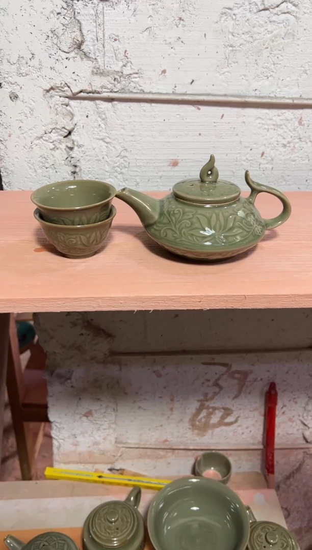 微瑕耀州窑莲纹虚扁壶+莲纹小杯2