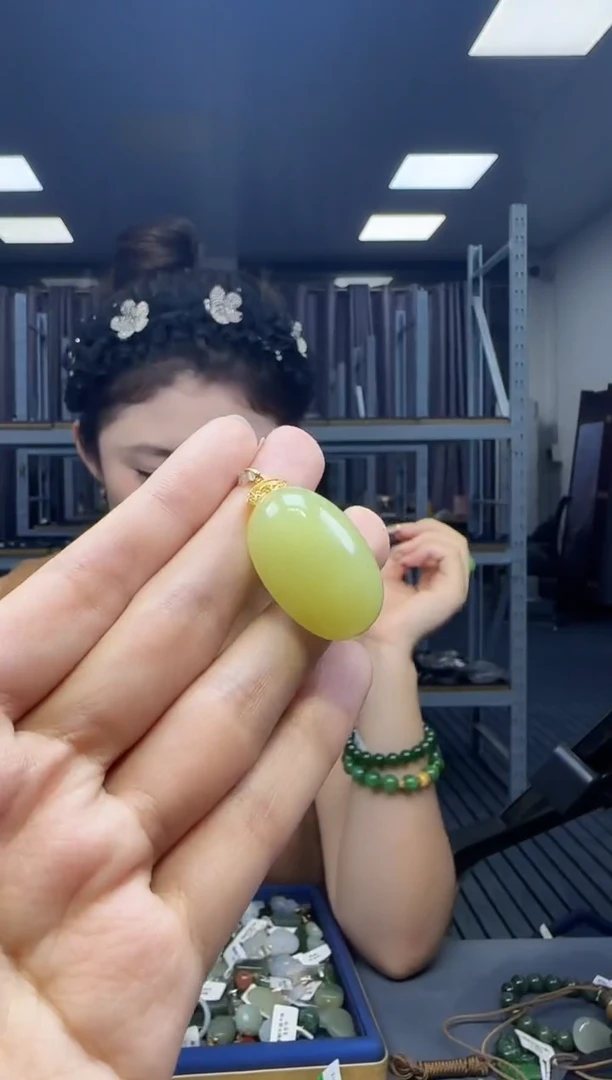 18K金镶嵌和田玉挂件1