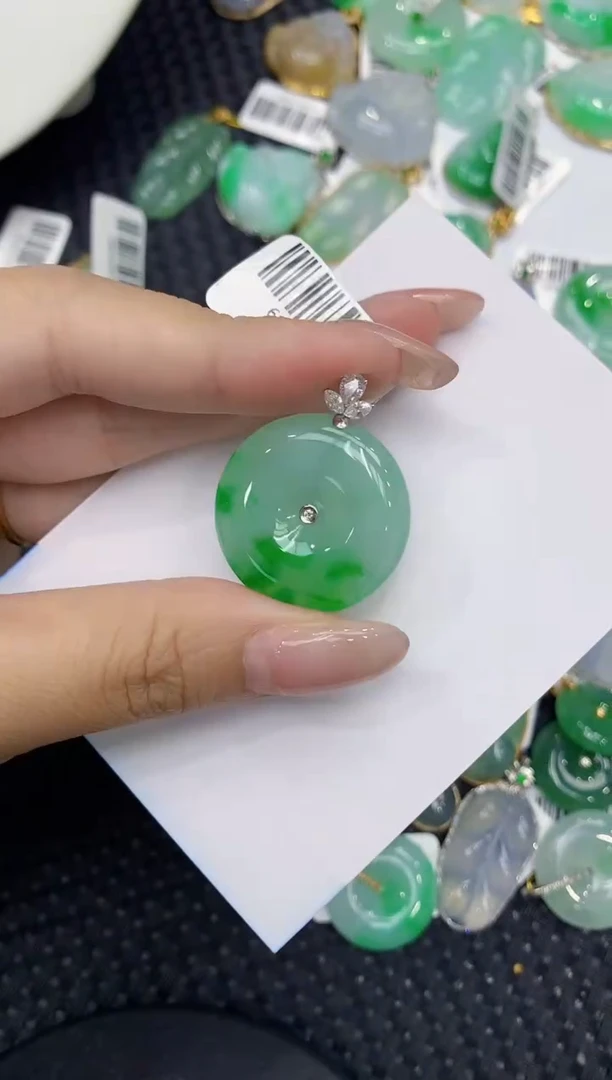 翡翠18K金镶嵌颈饰111111111
