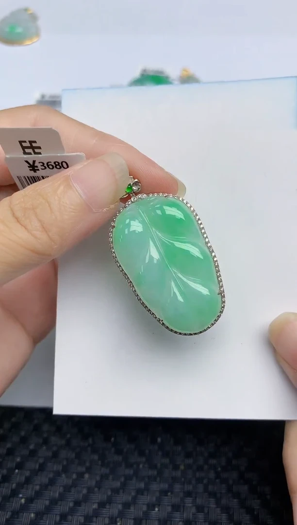 翡翠18K金镶嵌颈饰天然翡翠A货