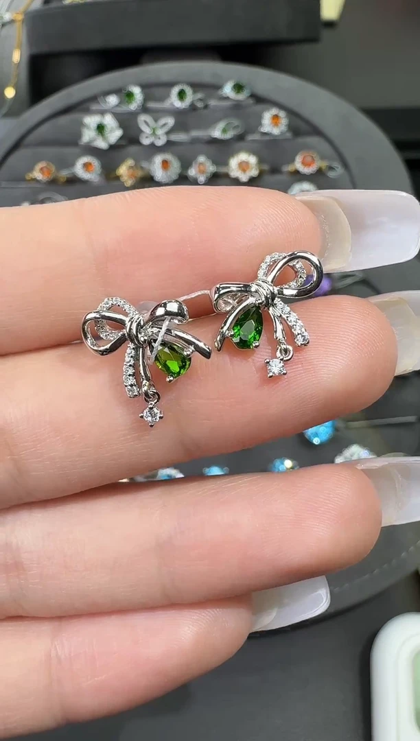 银S925镶嵌透辉石耳钉0.40ct【七天鉴赏期】