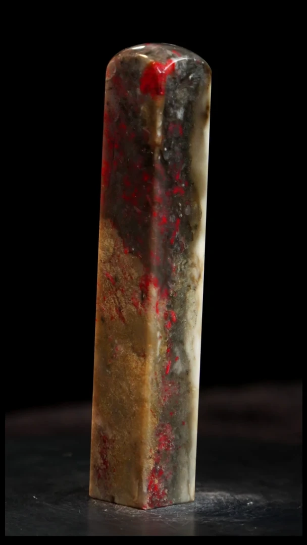 昌化石牛角冻鸡血石