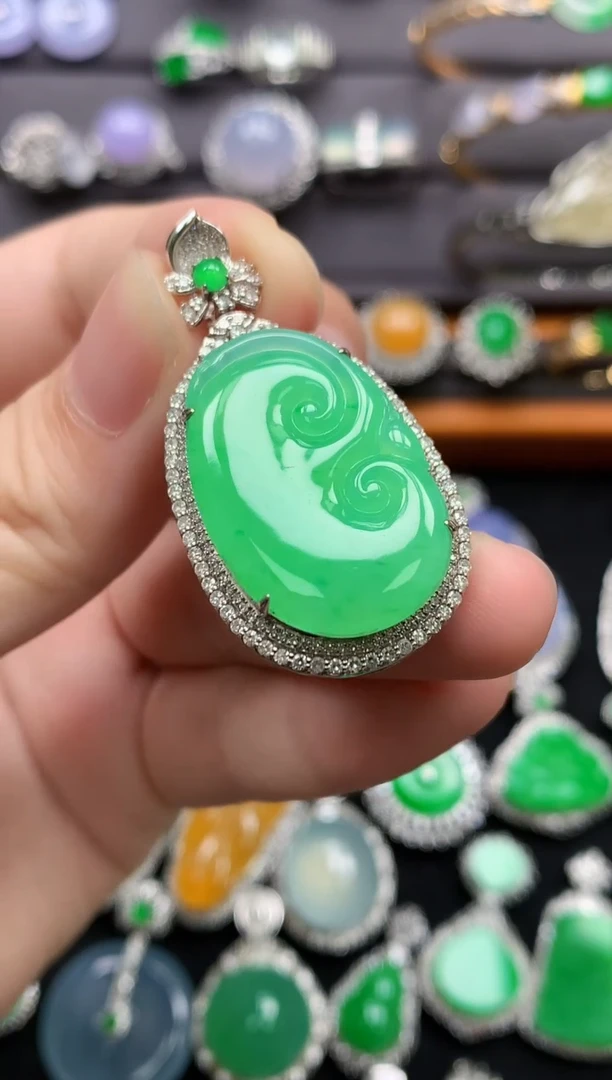 颈饰18K金镶嵌翡翠翡翠