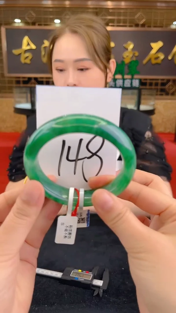 未镶嵌手镯石英质玉（非洲翠）微瑕介意勿拍