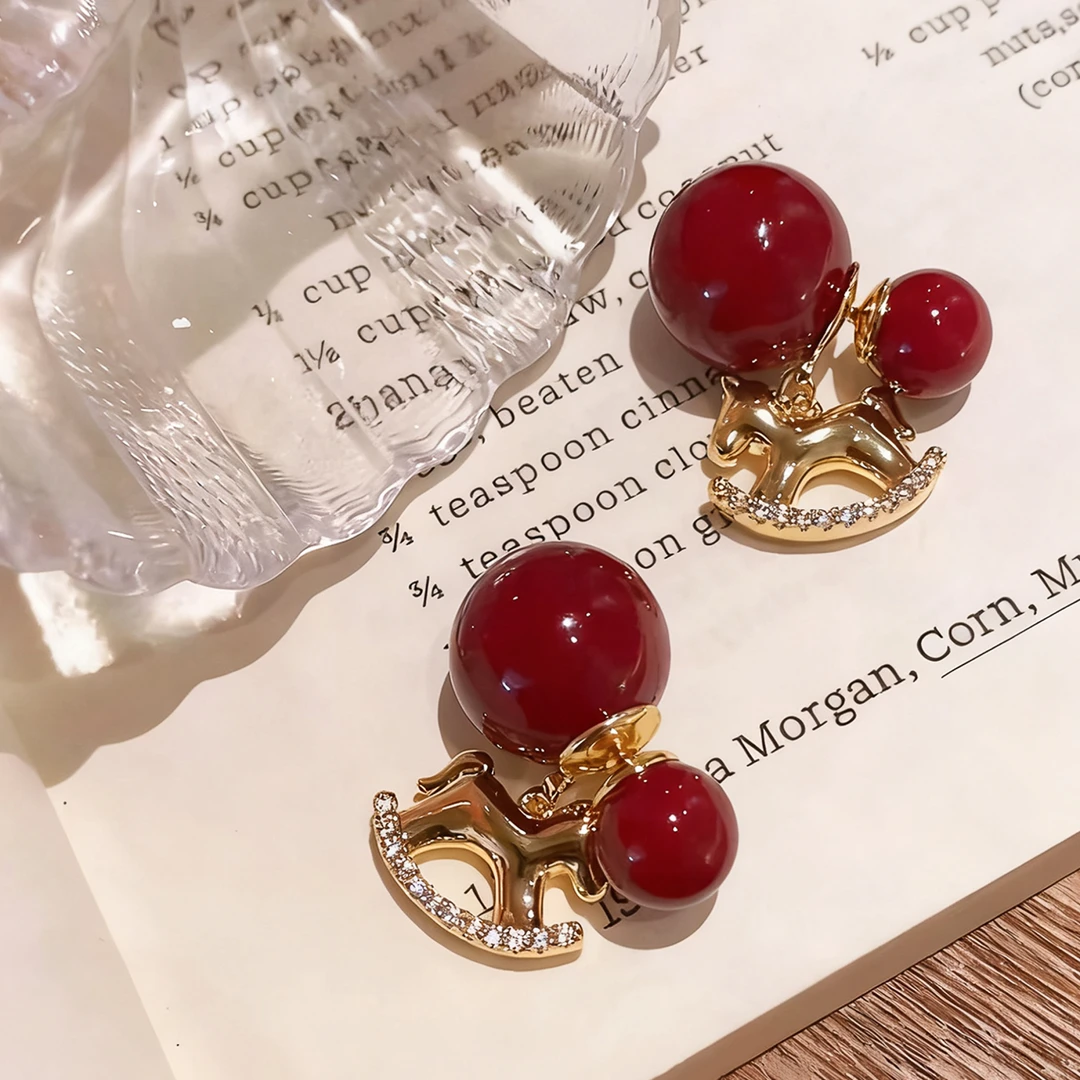 铜合金耳饰 本命年一款两戴红色小马珠珠耳环复古高级感新年耳饰