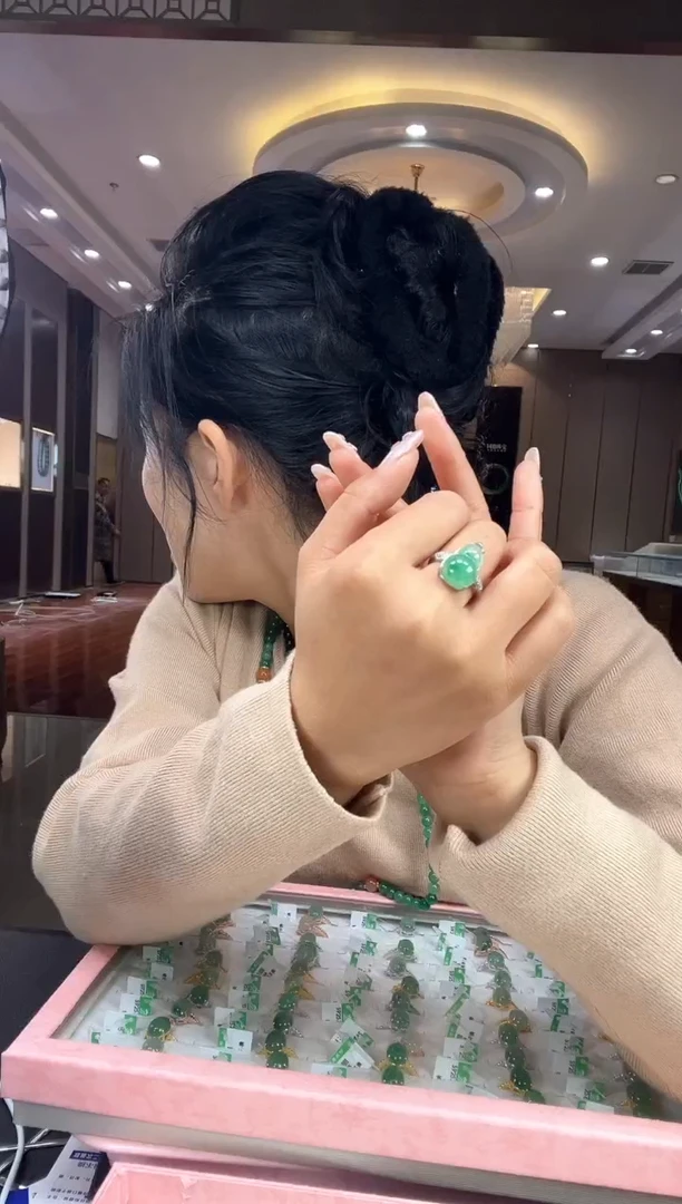 石英质玉手镯未镶嵌戒指