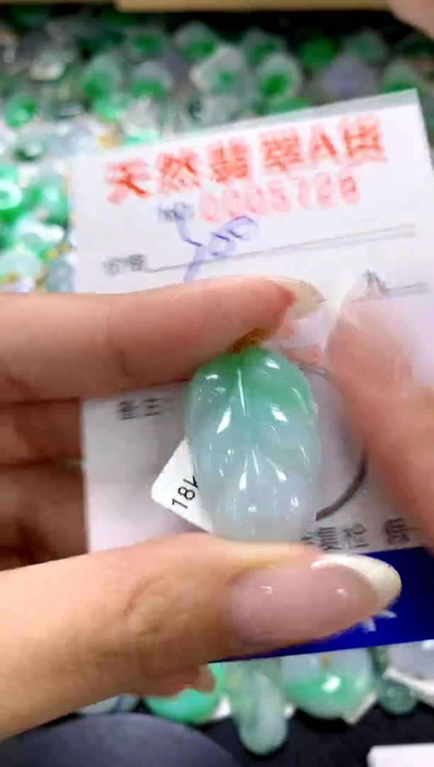 翡翠18K金镶嵌颈饰1111111111111111