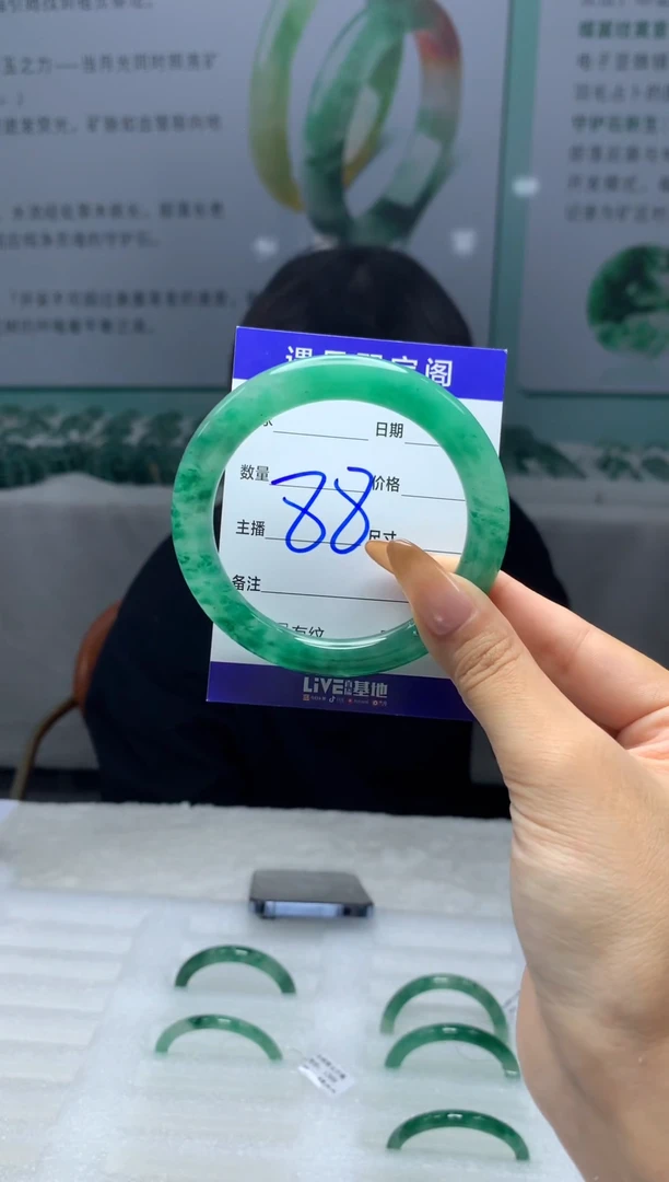 未镶嵌手镯石英质玉（非洲翠）5556圈口