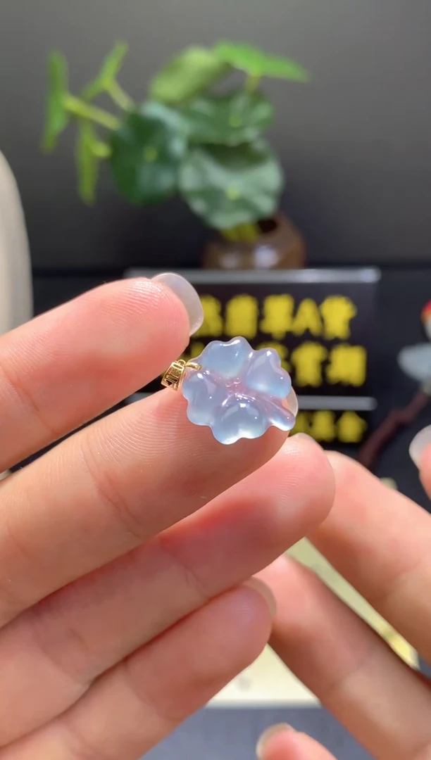 翡翠18K金镶嵌颈饰翡翠吊坠