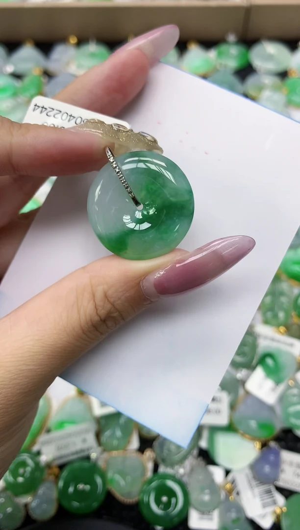 翡翠18K金镶嵌颈饰1111111111