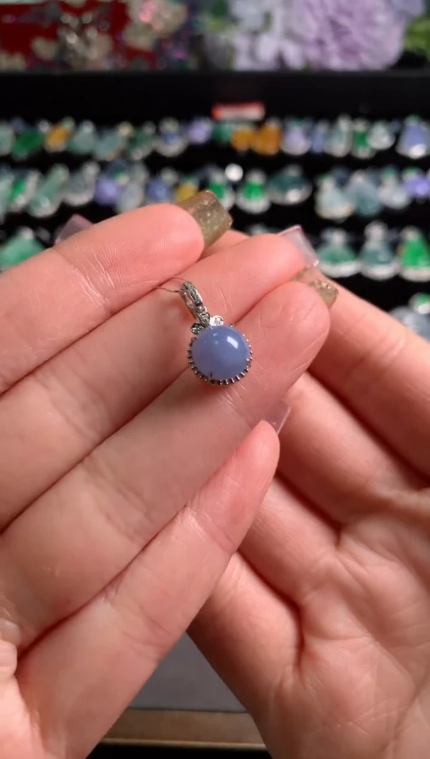 颈饰18K金镶嵌翡翠缅料