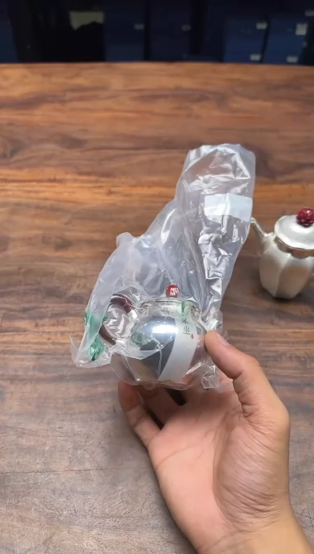 呆坐 手敲莲瓣玉梨壶