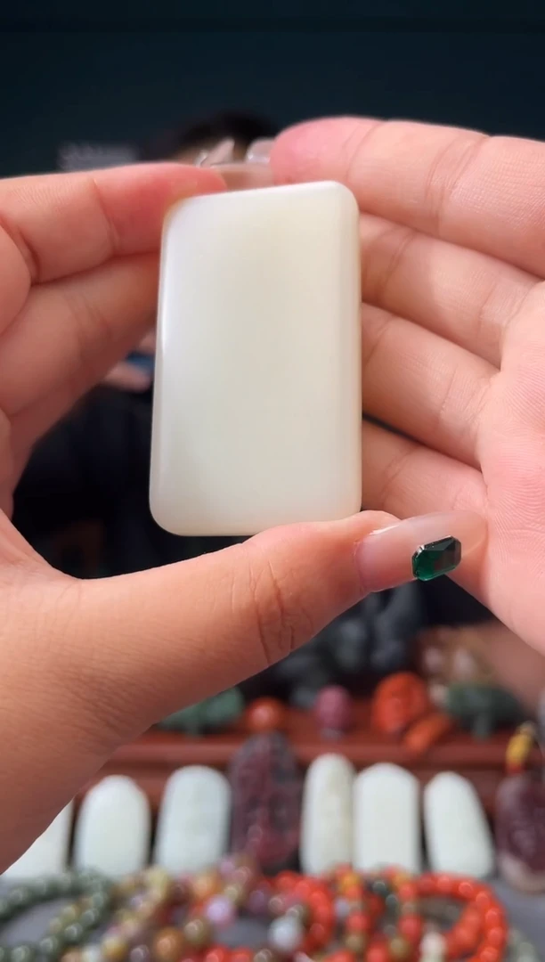 和田玉未镶嵌颈饰吊坠