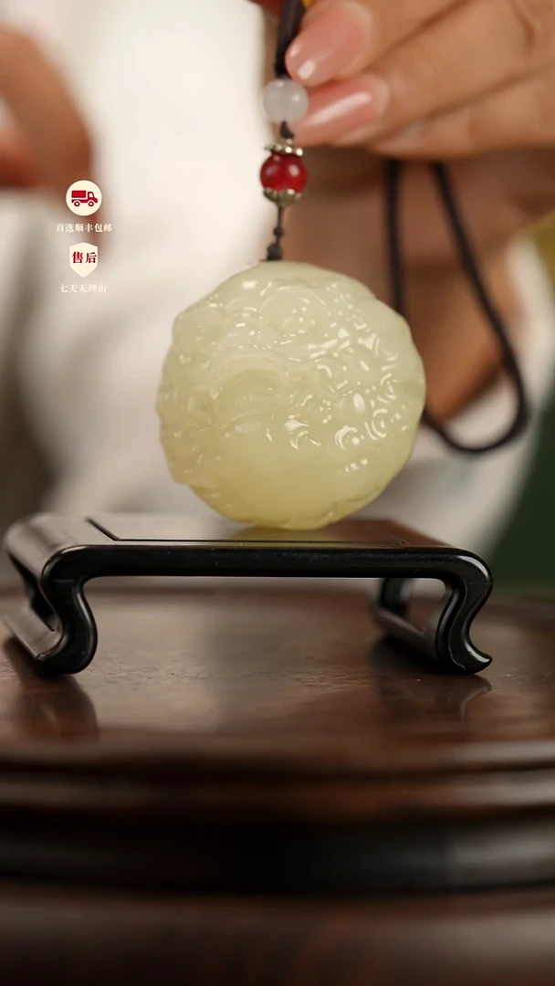 云南石竹叶青雕刻：醒狮貔貅