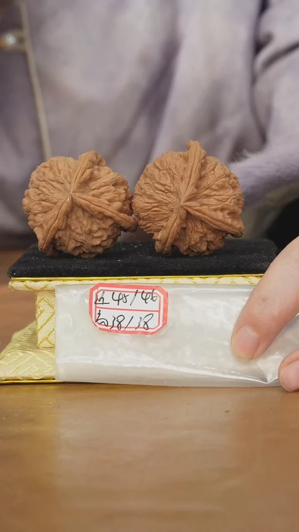 把件文玩核桃红狮子头三棱