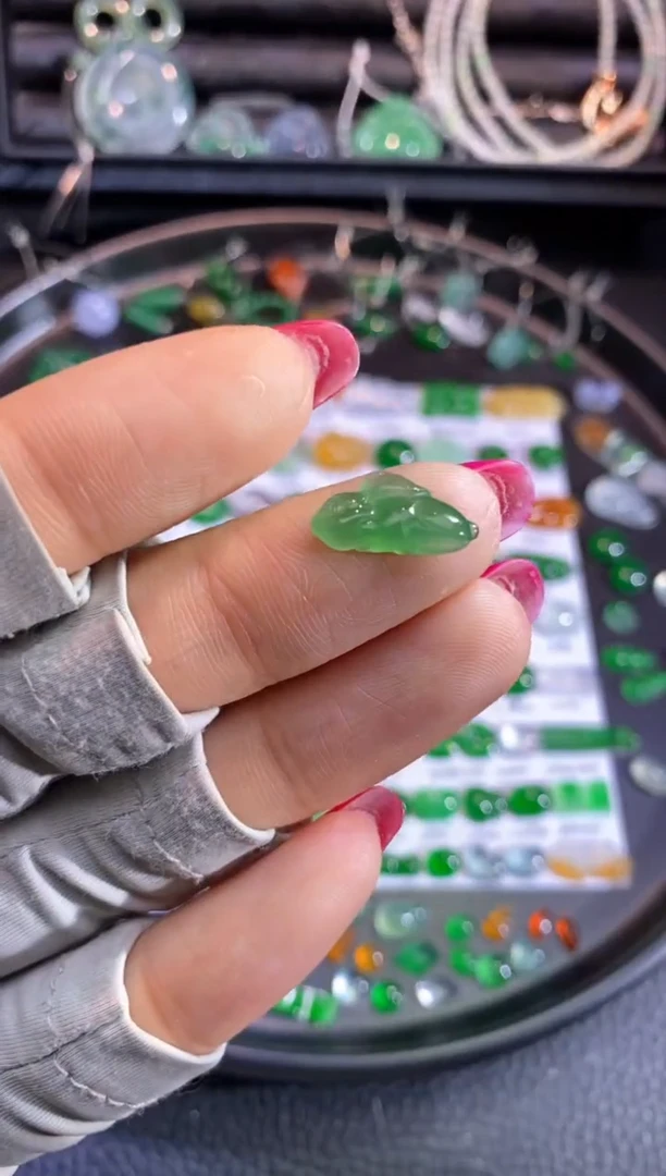 翡翠挂件未镶嵌兔子