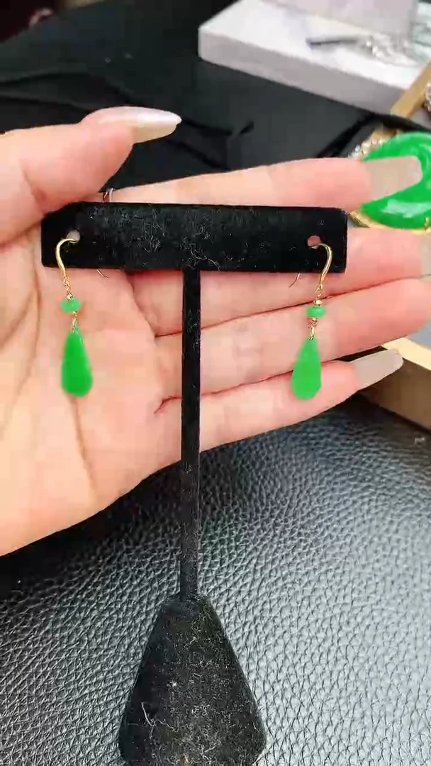 18K金镶嵌翡翠耳饰赠礼盒证书