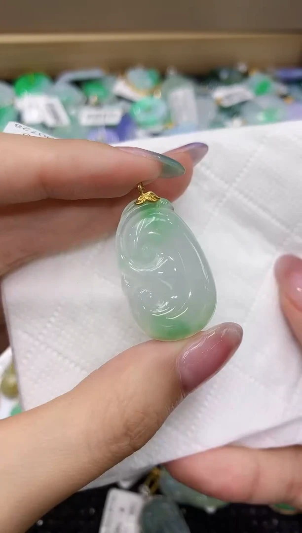 翡翠18K金镶嵌颈饰111111111111