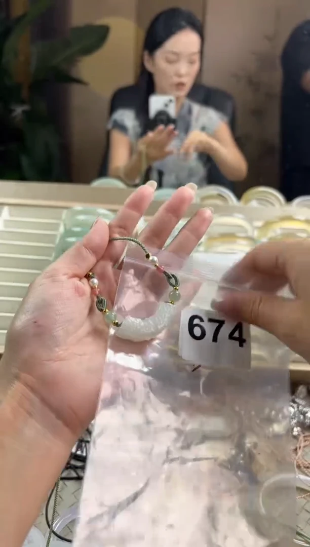 手镯玛瑙/玉髓未镶嵌木*674