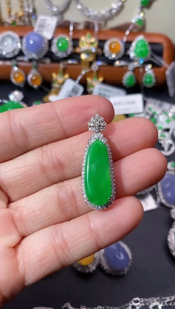 【闪购商品】翡翠吊坠(不含链)18K金镶嵌吊坠