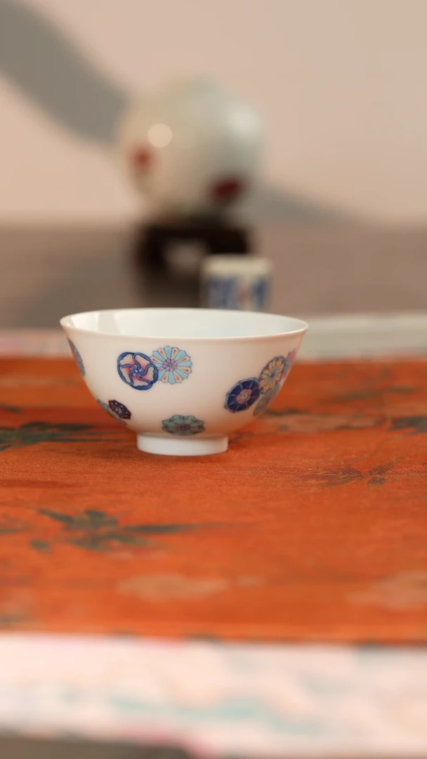 养*轩望玉斗彩皮球花主人杯