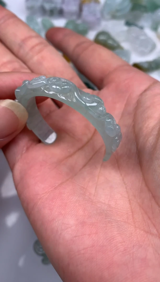 翡翠未镶嵌颈饰半镯
