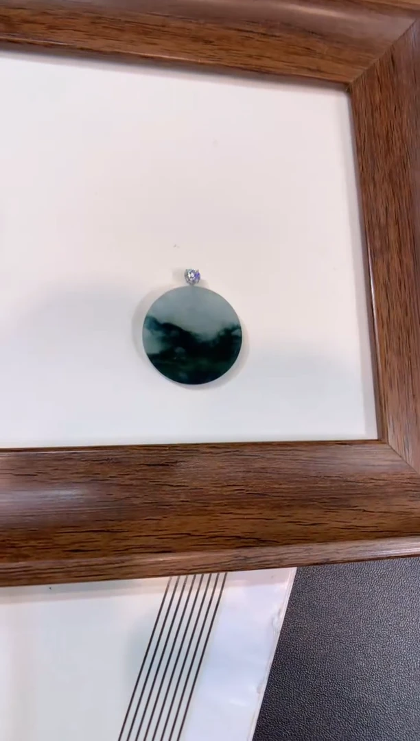 颈饰18K金镶嵌翡翠无事牌