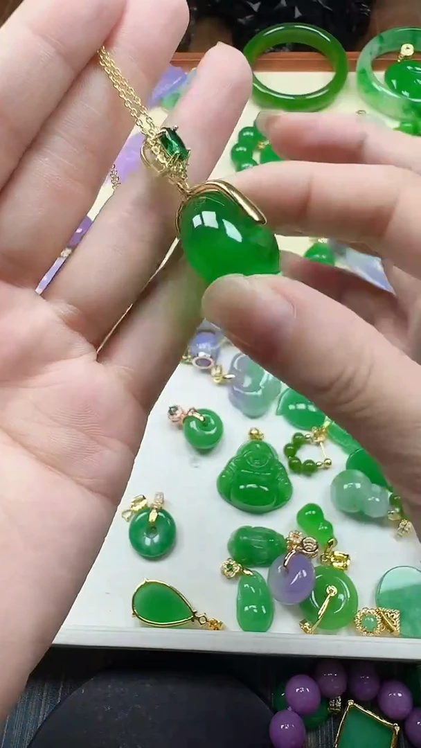 颈饰未镶嵌翡翠冰绿面包扣