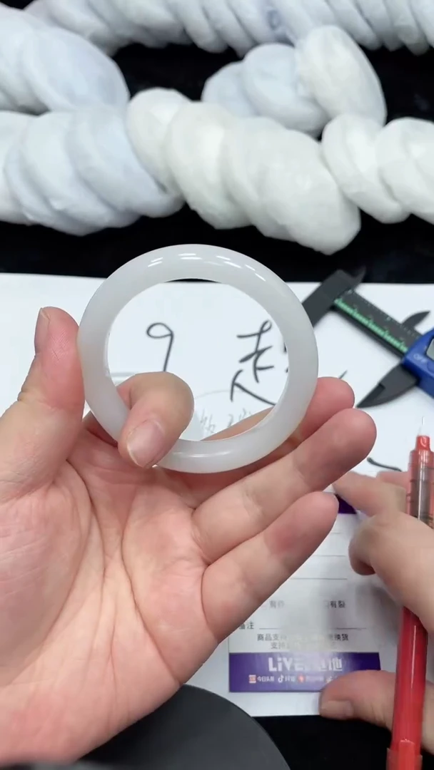 石英质玉手镯未镶嵌95