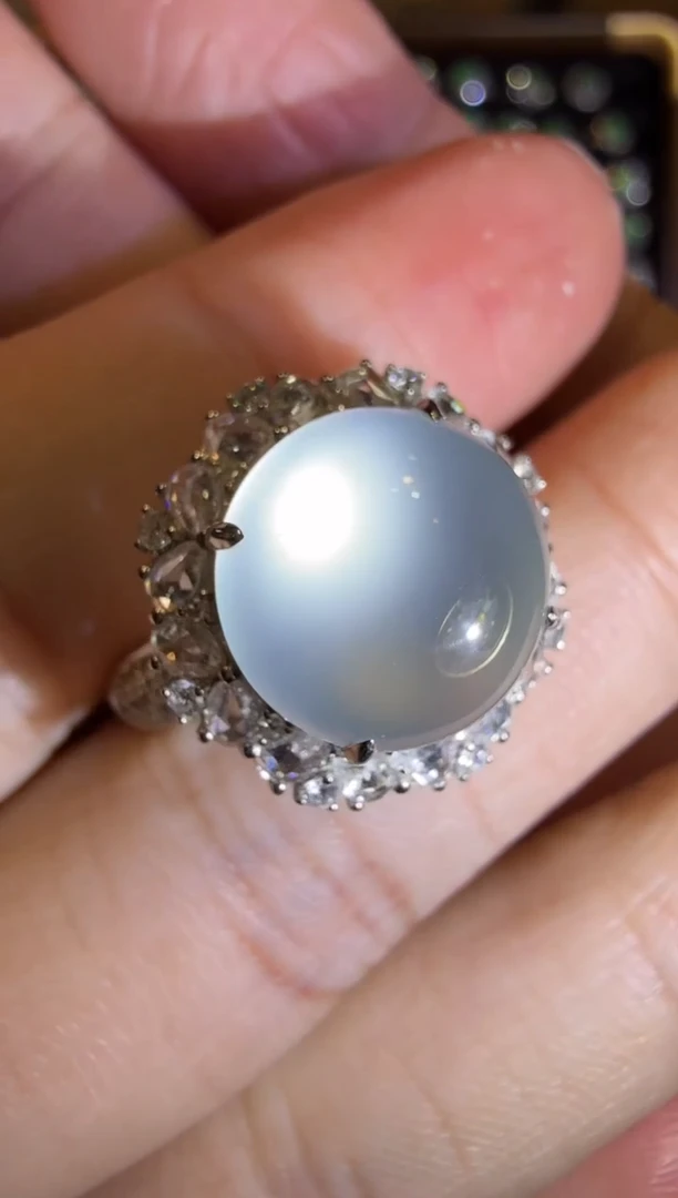 【闪购商品】翡翠戒指18K金镶嵌玻璃种茅台白大蛋面